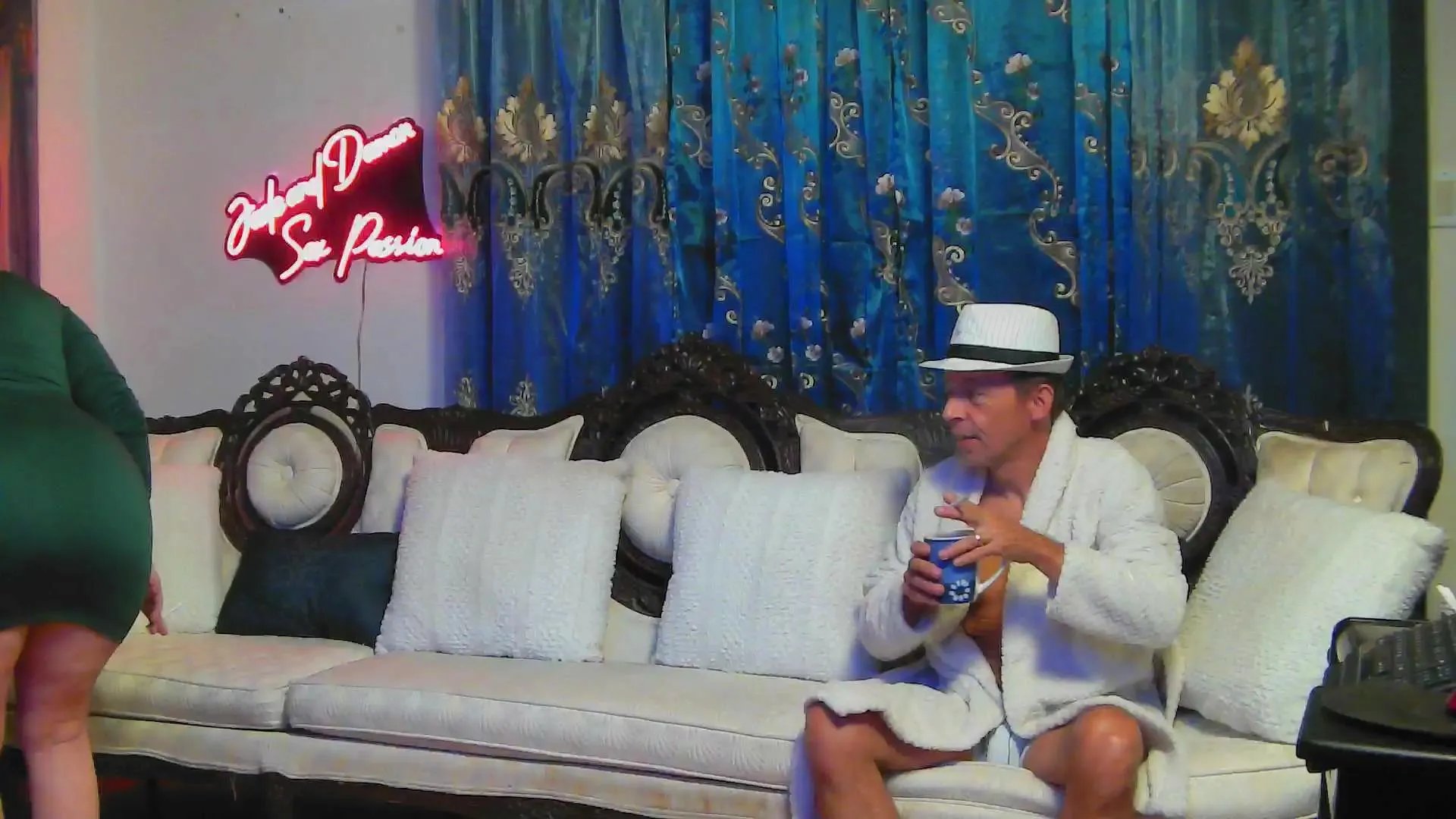 Offline JadeSexPassion on Cam4