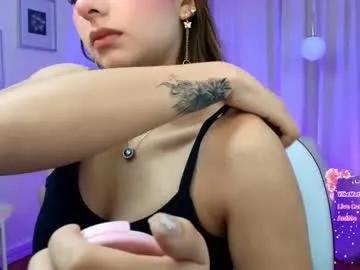 Freechat rousee_v on Chaturbate
