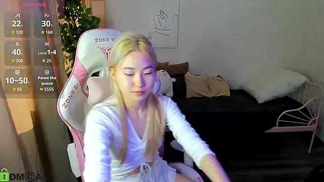 Aisi_18 on StripChat 