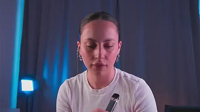 Freechat formoneyes on StripChat