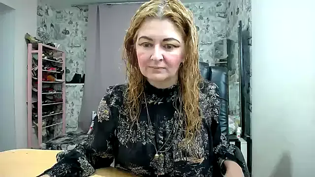 Helen1974 on StripChat