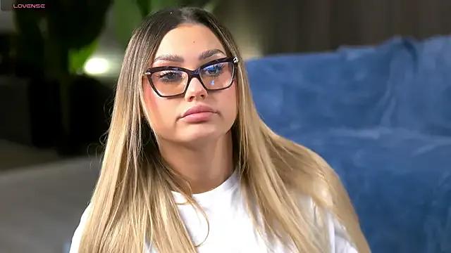 Freechat KayaAzur on StripChat