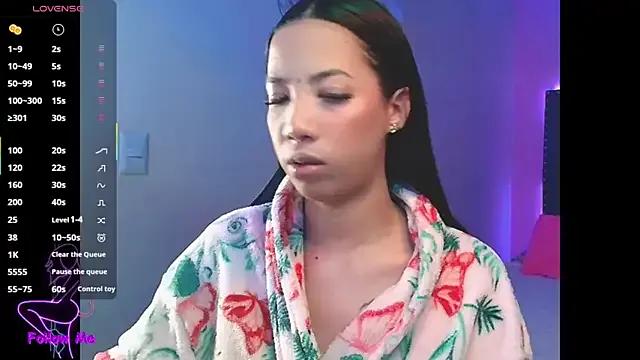 SallyWhitee on StripChat 