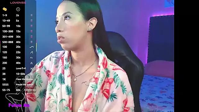 SallyWhitee on StripChat 