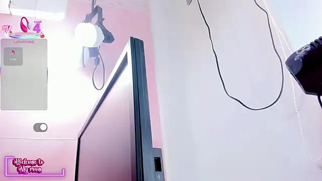 samantamilk6 on StripChat 