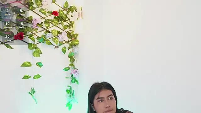 saraBow on StripChat 