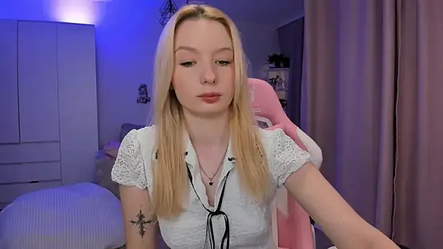 Tiffany_Paw on StripChat