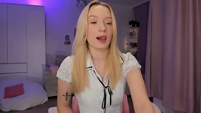 Tiffany_Paw on StripChat