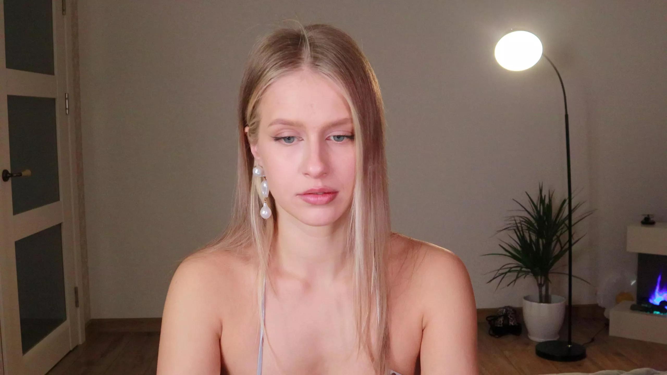 EllaTwinkle from Cam4