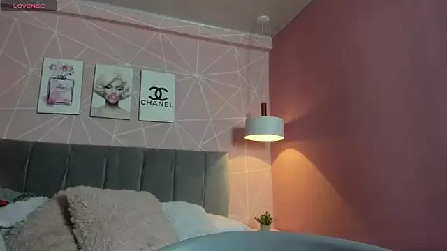 dolly_zoe from StripChat