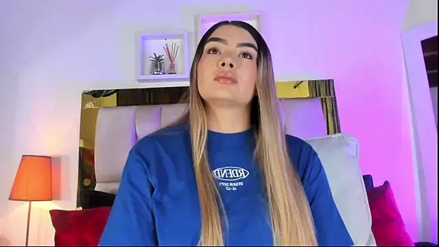 emmy_r from StripChat