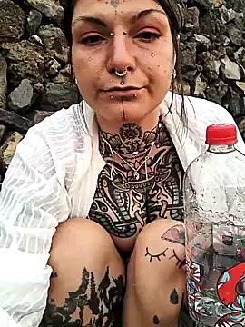 lizzardqueeen from StripChat is Freechat