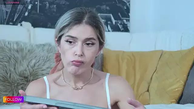 Sarah-Hart from StripChat
